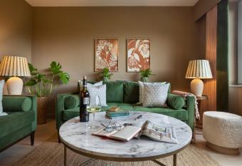 Barakat Lakes Escape, Ambleside allows 18 year olds to book a room