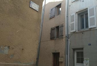 Maison de village 1835 allows 18 year olds to book a room