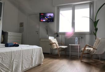 Stanza e idromassaggio, con extra fee, in delizioso appartamento has rooms with a private hot tub