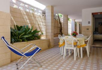 Apt in Villa con Giardino 1 has Smoking rooms