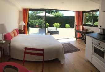 studio 36m2, dans un beau domaine priv  e au calme. allows 18 year olds to book a room