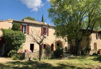 Sous le Micocoulier has Balcony rooms