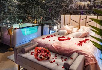 Magnifique loft / spa en face de la cath  drale ! has rooms with a private hot tub