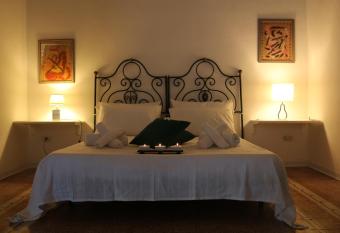 Fatata Suites has rooms with a private hot tub