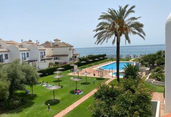 Bah  a Estepona has Balcony rooms