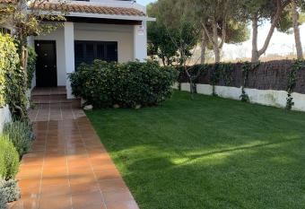 Stylish Beach House 600m to sea has Balcony rooms