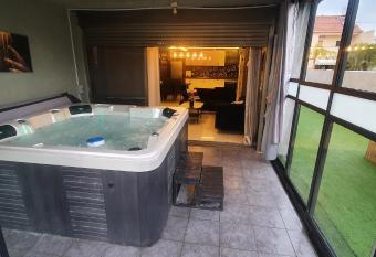                                         suite la piano netanya has Balcony rooms