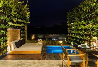 Luxury Honeymoon nest 1BR Villa with Jacuzzi has rooms with a private hot tub