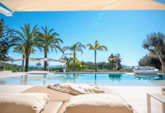 Casa Tyane has Smoking rooms