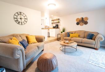 Newly updated Cute Bungalow Eugene Home has Balcony rooms