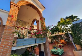 Adventure Inn La Paz allows 18 year olds to book a room