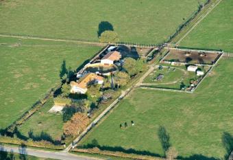 G  te en pleine Camargue allows 18 year olds to book a room