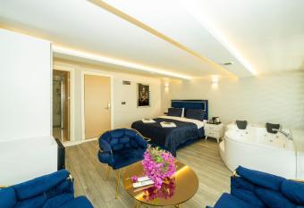 Luce Suites Taksim has Balcony rooms
