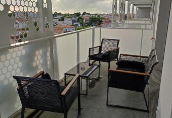 T2 avec balcon tout   quip   300m march   central has Balcony rooms