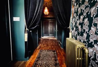 Auberge Du Bon Yeu allows 18 year olds to book a room