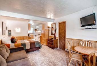 Affordable and Cozy Condo Steps from Main Street with Spacious Lobby, Hot Tubs PM3B allows 18 year olds to book a room