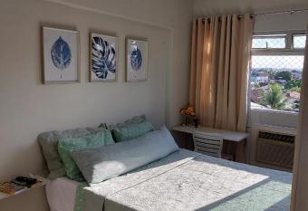 01 SUITE com BANHEIRO PRIVATIVO e 02 QUARTOS DUPLOS COM BANHEIRO COMPARTILHADO has Balcony rooms