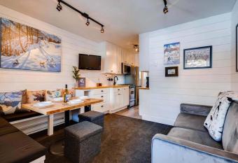 Amazing Renovation, Premium Top Floor Unit Near Downtown, Access to Hot Tubs and Firepit PM6B allows 18 year olds to book a room