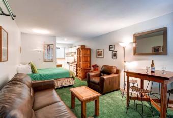 Budget-Friendly Top Floor Unit in Desirable Location, Walk to Shopping and Dining PM7B allows 18 year olds to book a room