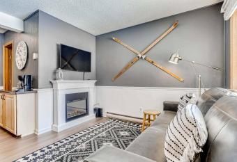 Completely Remodeled First Floor Unit, Adorably Decorated For A Cozy Stay! PM1C allows 18 year olds to book a room