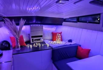 Ma nuit insolite sur un bateau allows 18 year olds to book a room