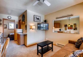 Rustic Retreat, Wi-Fi, Outdoor Hot Tubs, Free Onsite Parking for 1 Car PM5C allows 18 year olds to book a room