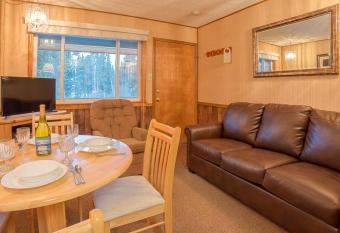 Economical, Minimalistic Retreat in an Ideal Location Near Shops and Dining PM6C allows 18 year olds to book a room