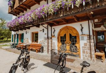 Locanda Montana has Balcony rooms