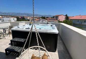 4 GENTLEMEN VILLAS with private jacuzzi has Balcony rooms