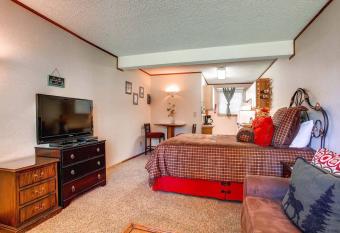 Cozy and Budget-Friendly in Outstanding Location, Access to Hot Tubs and Firepit PM3D allows 18 year olds to book a room