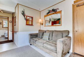 Sunny, Corner Unit with Private Kitchenette, Walk to Town, Onsite Hot Tubs and More! PM4D allows 18 year olds to book a room