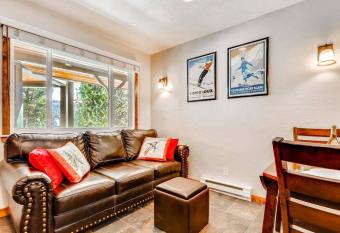 Top Floor Unit with Stunning Updates Pristine, Cozy and Steps from Main Street PM5D allows 18 year olds to book a room