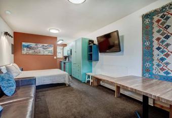 Completely Renovated Unit, Trendy Top Floor with Many Onsite Amenities PM7D allows 18 year olds to book a room