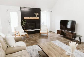 Cozy Home in Ozark MO IDEAL LOCATION allows 18 year olds to book a room