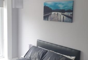 Modern 2 bed apartment with parking has Balcony rooms