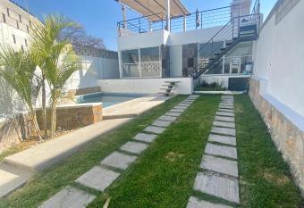 Hermosa casa con alberca y vista al lago has Balcony rooms