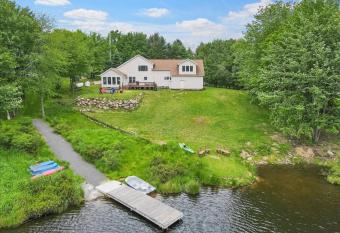 6-BR lakefront Vacation Home with Jacuzzi - Poconos (188) has rooms with a private hot tub