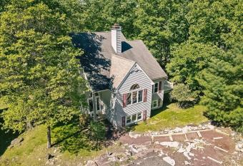 5BR Big Boulder Luxury Vacation Home With Mountain Views (10) has rooms with a private hot tub