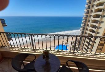 Amplio condominio de 3 recamaras en Gavias Grand frente al Mar. has rooms with a private hot tub