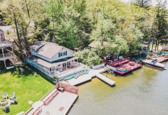 5BR Lakefront Home Rental in Lake Harmony Poconos (34S) has Balcony rooms
