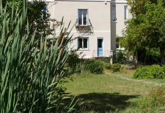 Chambres d h  tes les Bruy  res allows 18 year olds to book a room