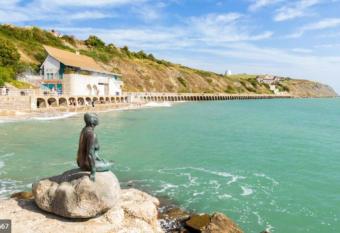 Beautifully appointed, period seaside apartment has Balcony rooms