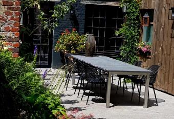 La Dame Jeanne allows 18 year olds to book a room