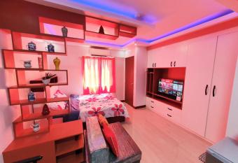 Bria Scarlet 215 allows 18 year olds to book a room