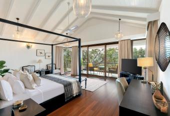 Melhor Stays- Campo Manor Ultra Luxury 5 BHK has rooms with a private hot tub