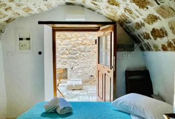 Vecchia Casa sterna allows 18 year olds to book a room