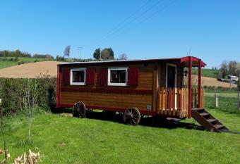La roulotte au c  ur de la c  te d opale allows 18 year olds to book a room