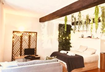 JUNGLE Hyper Centre has Balcony rooms