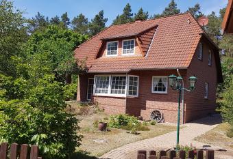 Ferienhaus am Waldrand Stedden allows 18 year olds to book a room