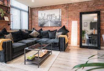 Stunning 2 bed with outside balcony, super king beds and 75       TV! has Balcony rooms